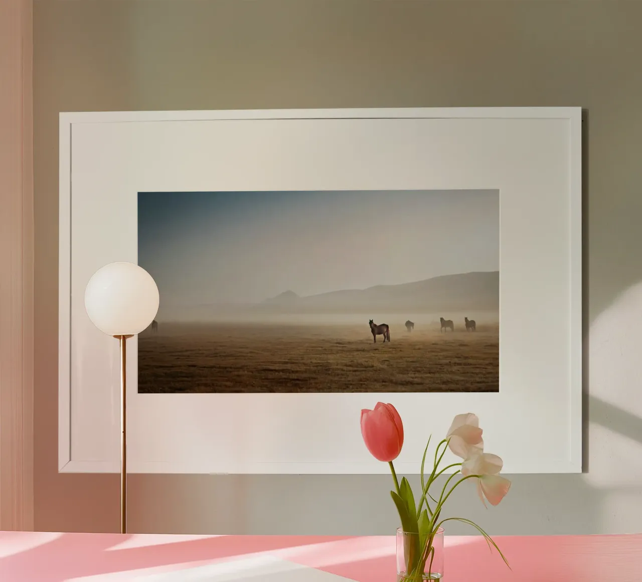 soledad caballos en desierto poster con marco de plástico de Horsire