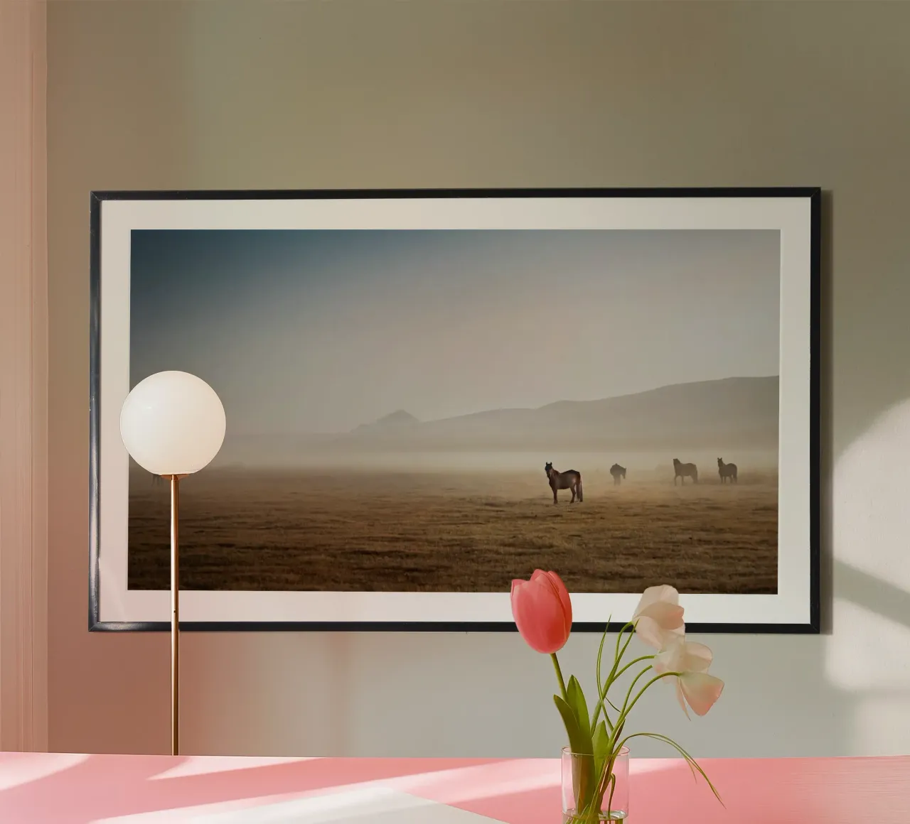 soledad caballos en desierto poster con marco de plástico de Horsire