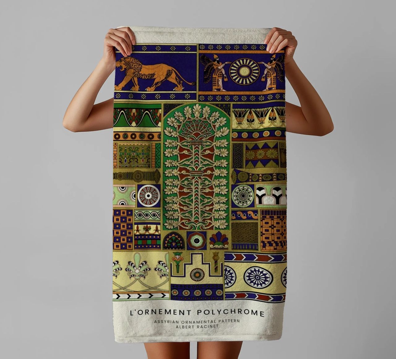 Racinet -  Assyrian Ornamental Pattern toalla de baño de Vintage by JUNIQE