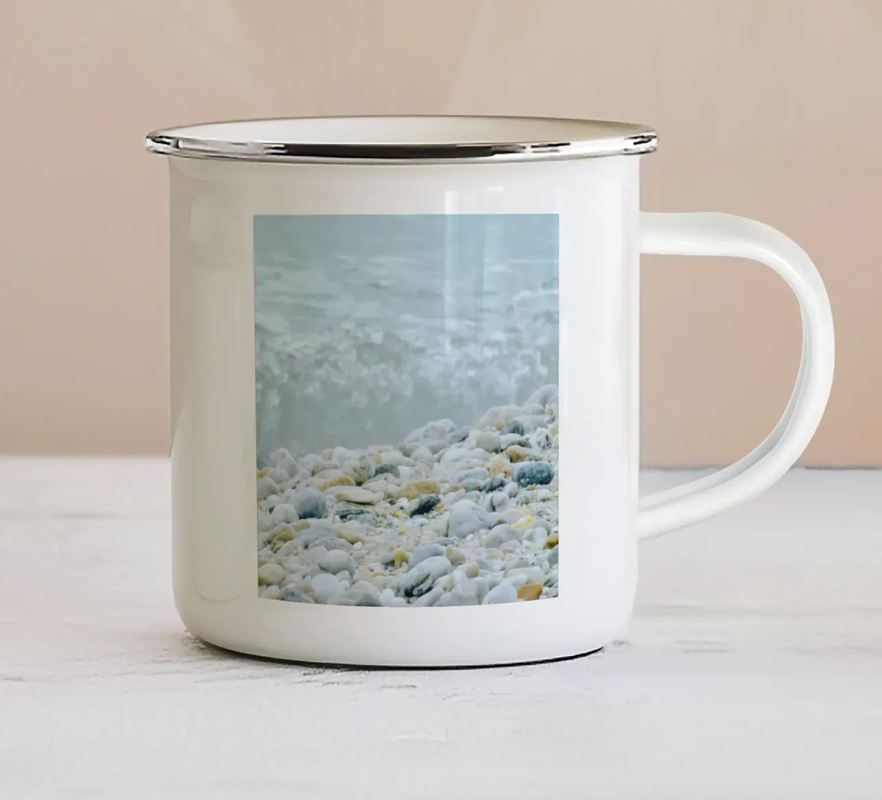 onde blu e spiaggia rocciosa tazza in smalto da life of sands