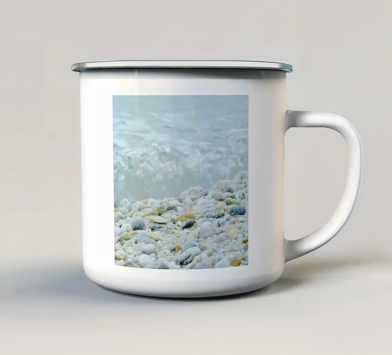 onde blu e spiaggia rocciosa tazza in smalto da life of sands