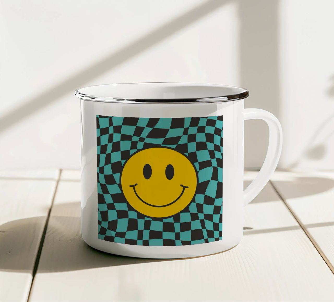 Smiley e scacchiera ondulata tazza in smalto da Little Dean