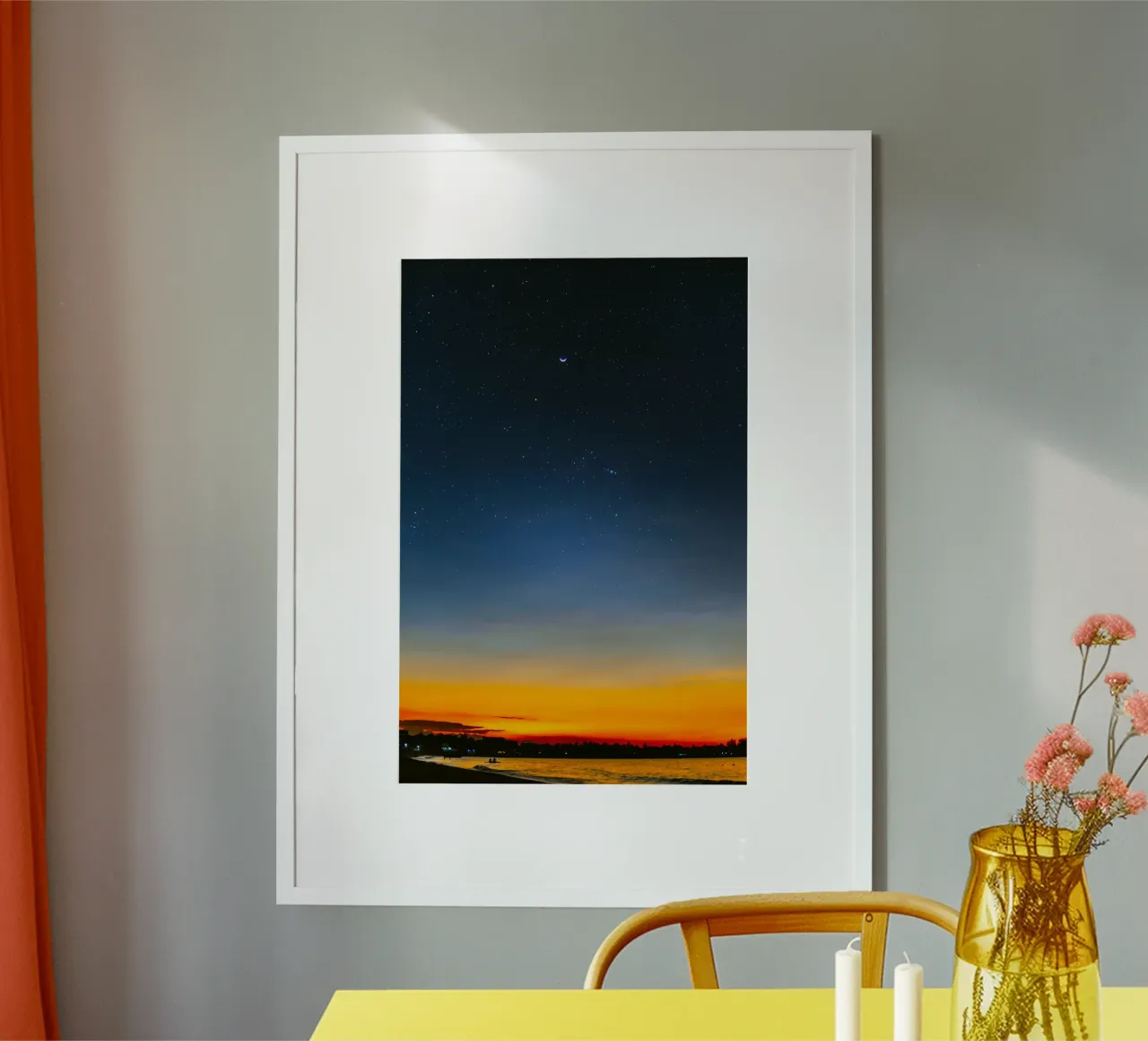croissant de lune dans le ciel nocturne poster avec cadre en bois de space words