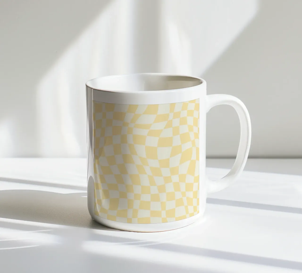 Scacchiera ondulata giallo pallido tazza in ceramica da Little Dean