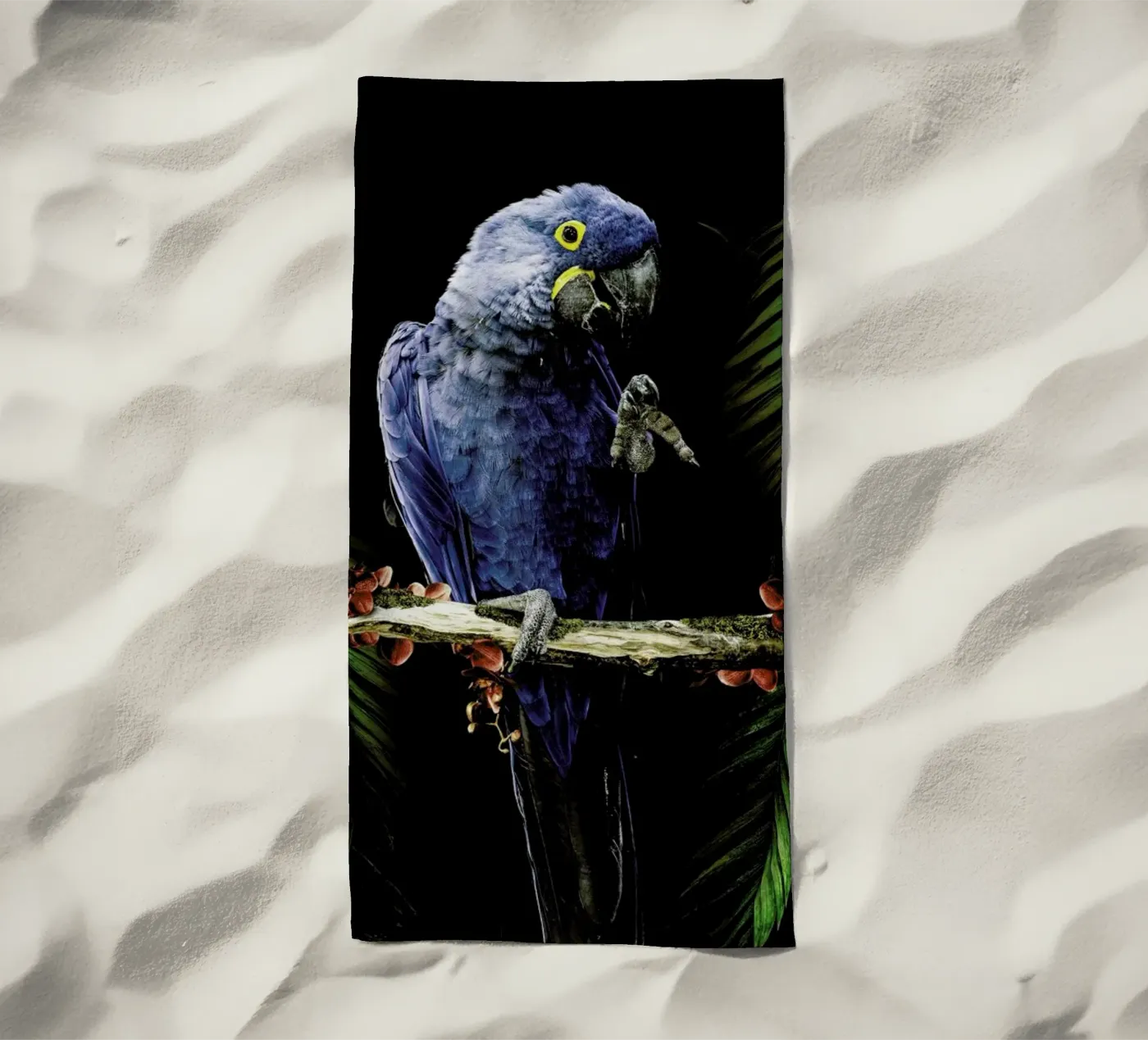 Macaw Strandtuch von Wouter Rikken