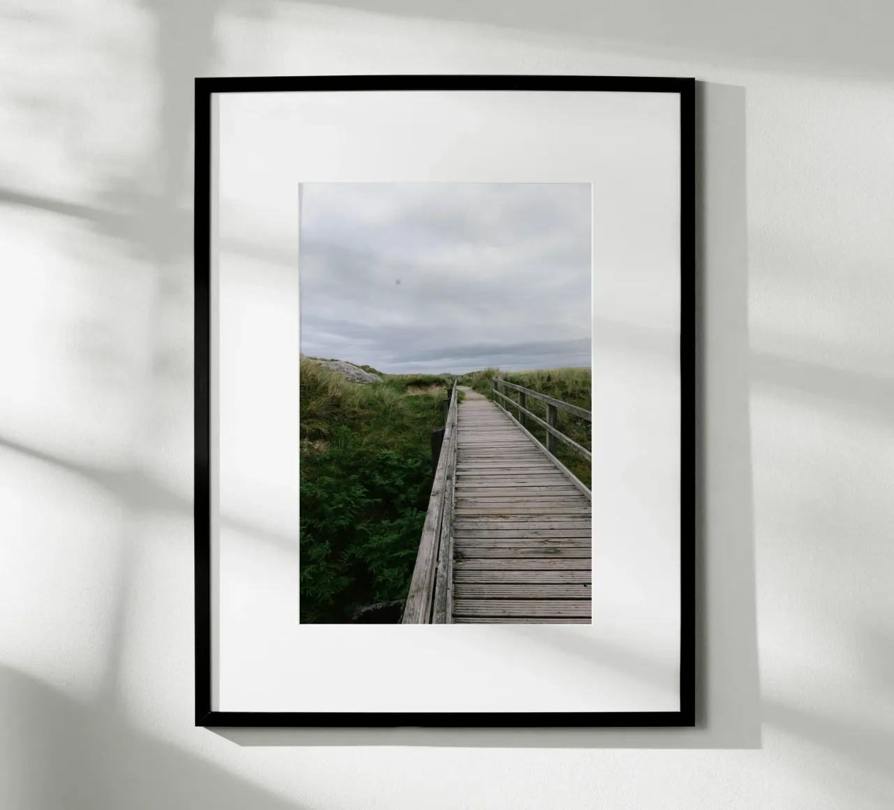 Weg durchs Wilde poster con telaio in plastica da The Wild Creative Studio