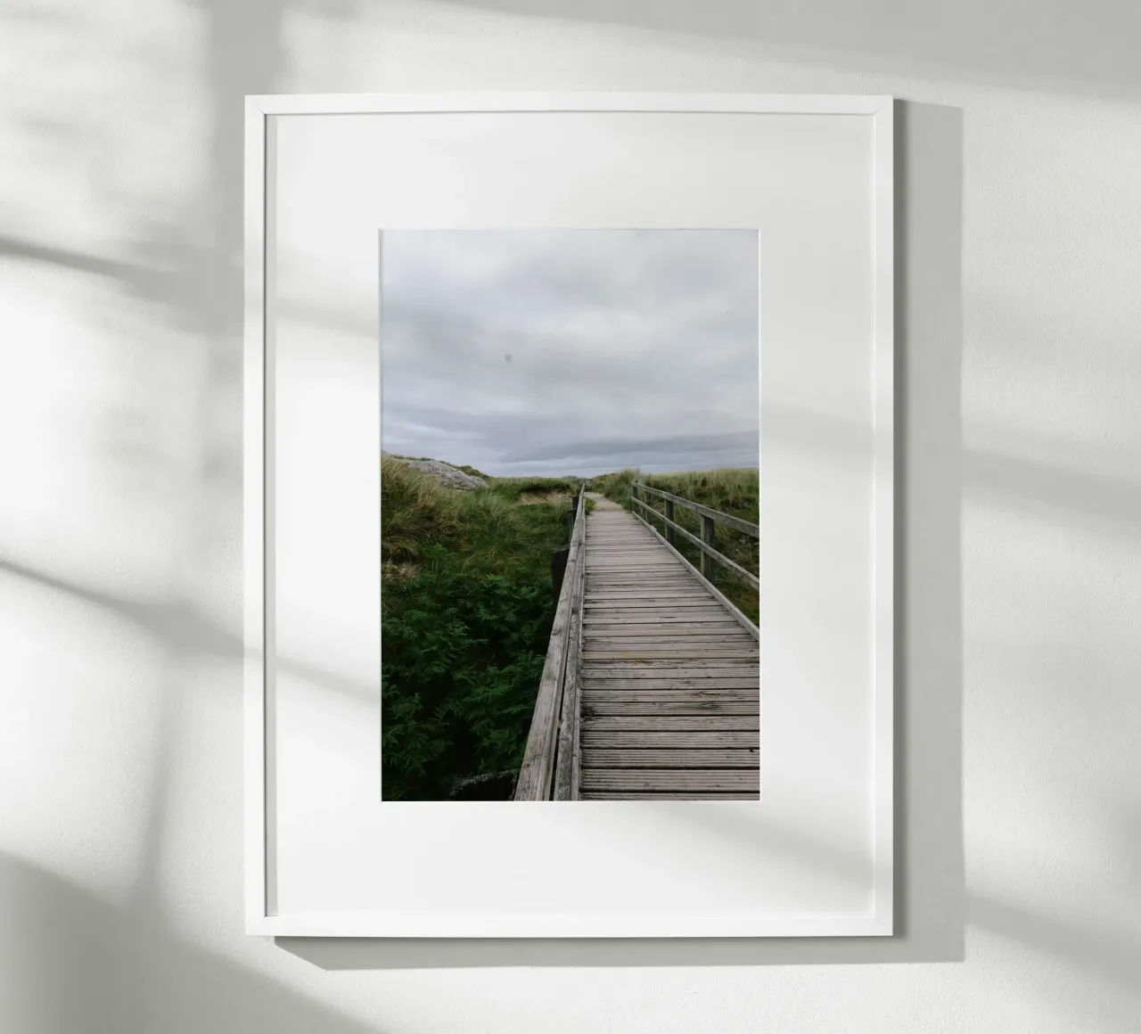 Weg durchs Wilde poster con telaio in plastica da The Wild Creative Studio