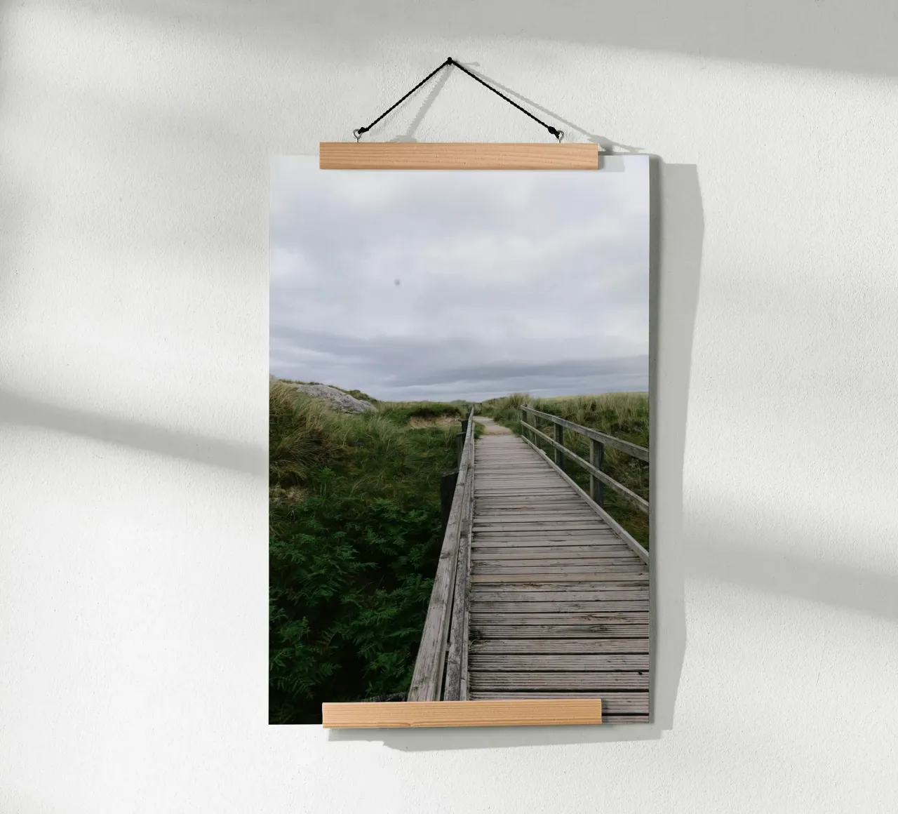 Weg durchs Wilde poster con telaio in plastica da The Wild Creative Studio
