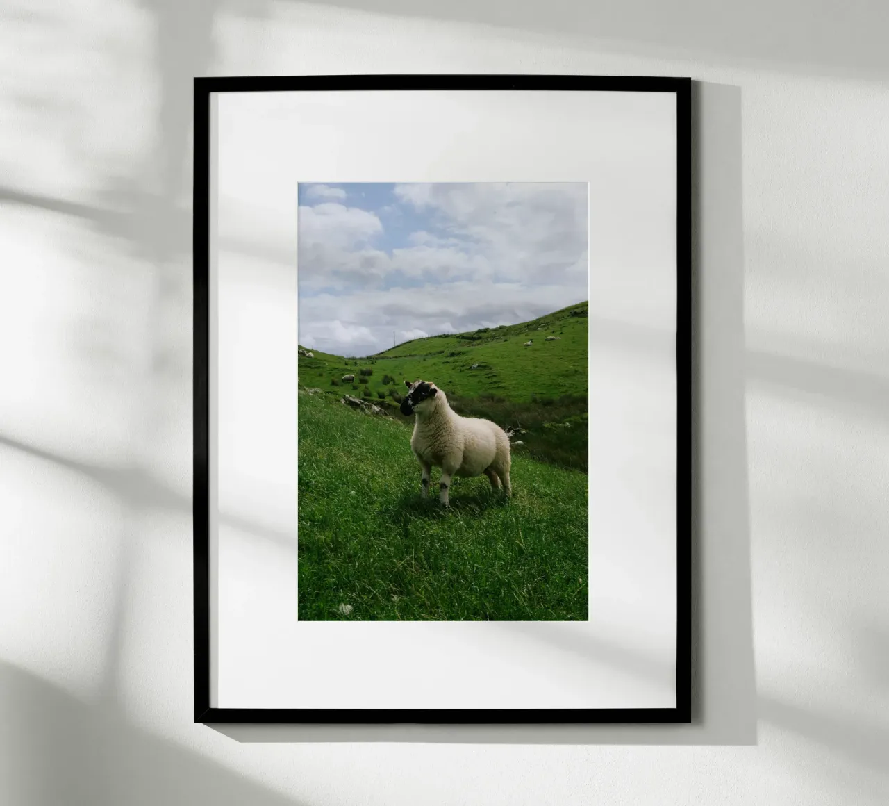 Happy Sheep poster con telaio in plastica da The Wild Creative Studio