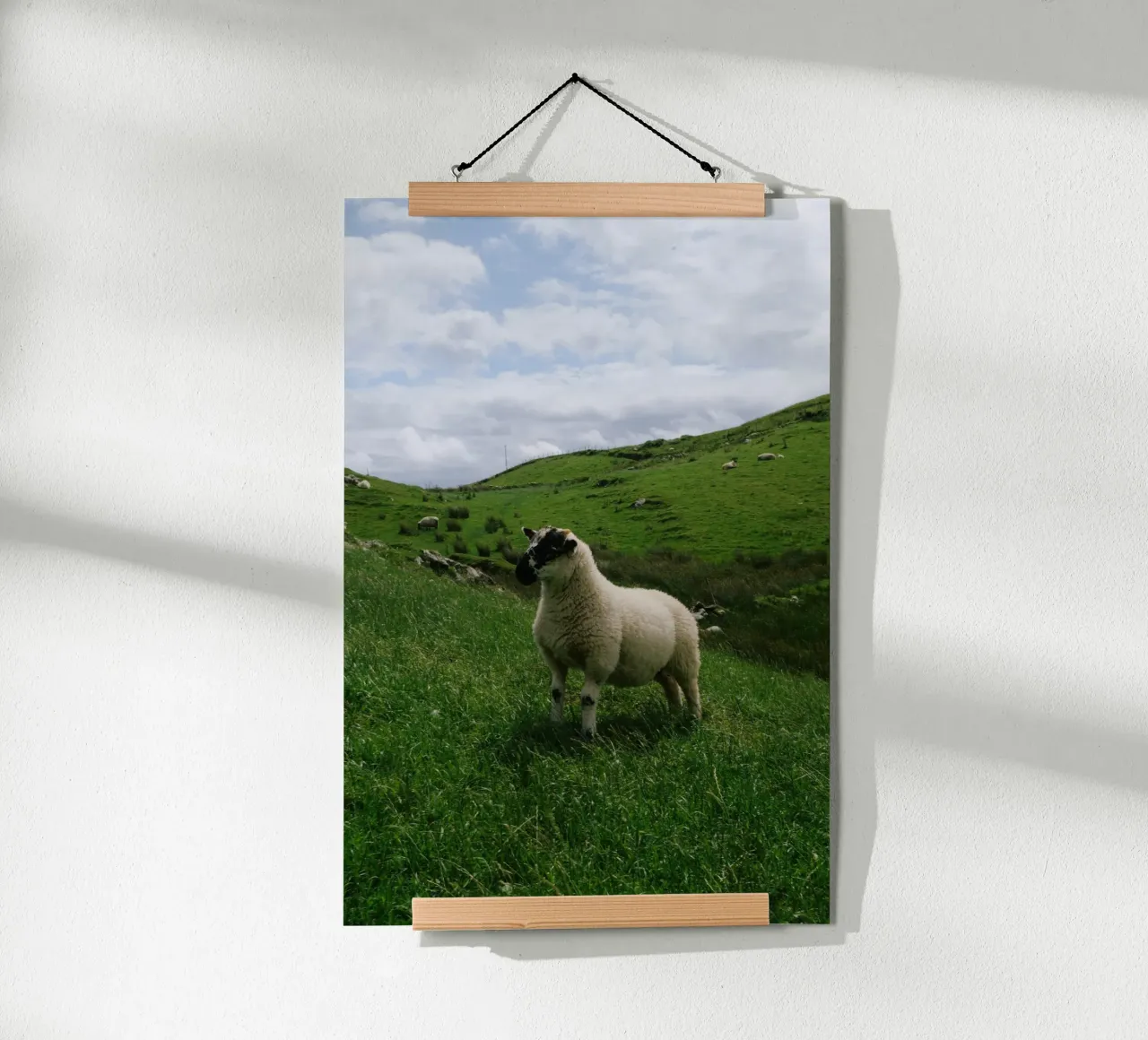 Happy Sheep poster con telaio in plastica da The Wild Creative Studio