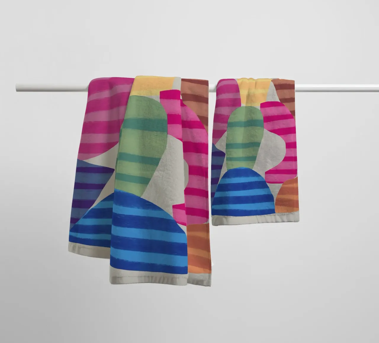 Speelse vormen compositie 2 badhanddoek van Little Dean