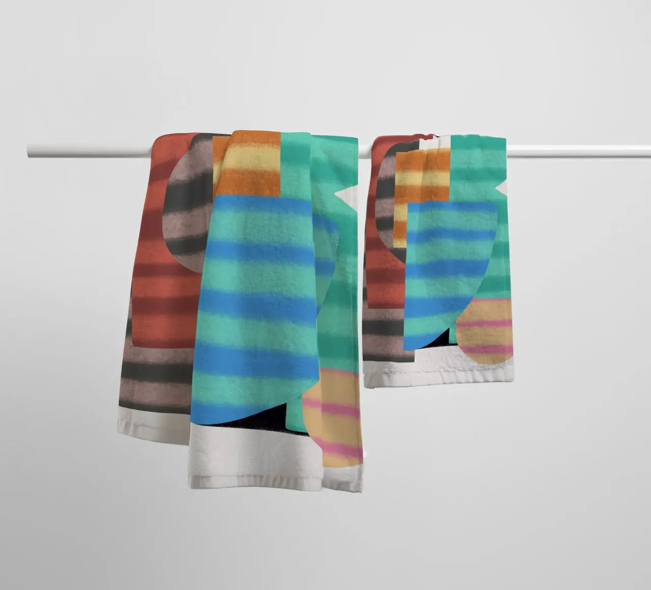 Speelse vormen compositie 8 badhanddoek van Little Dean