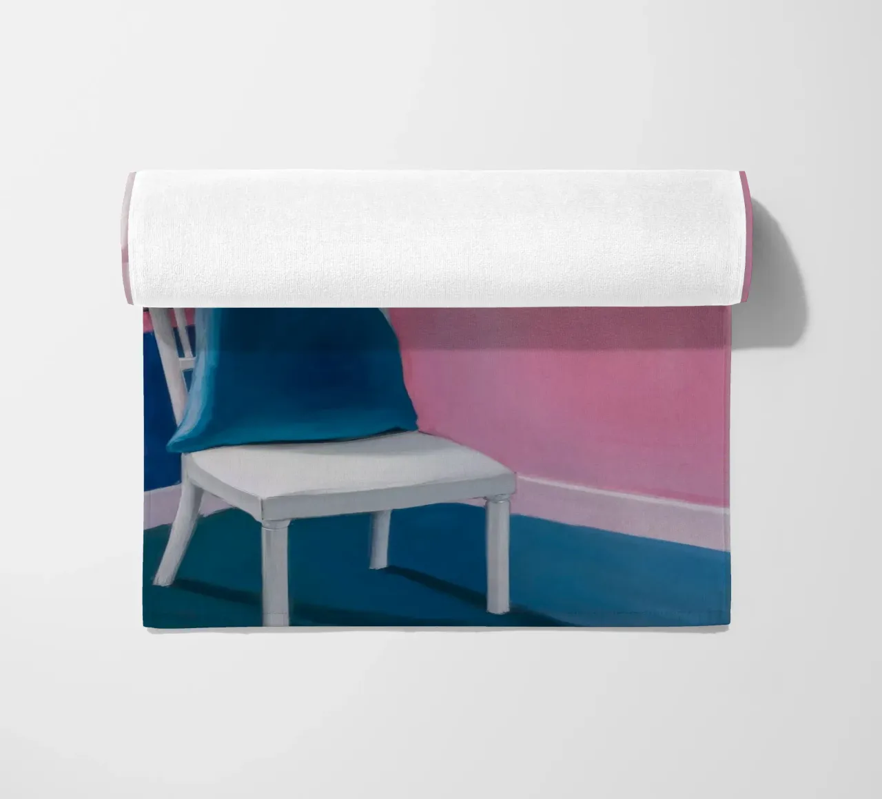 Sedia blu ad angolo telo mare da Pan Denim