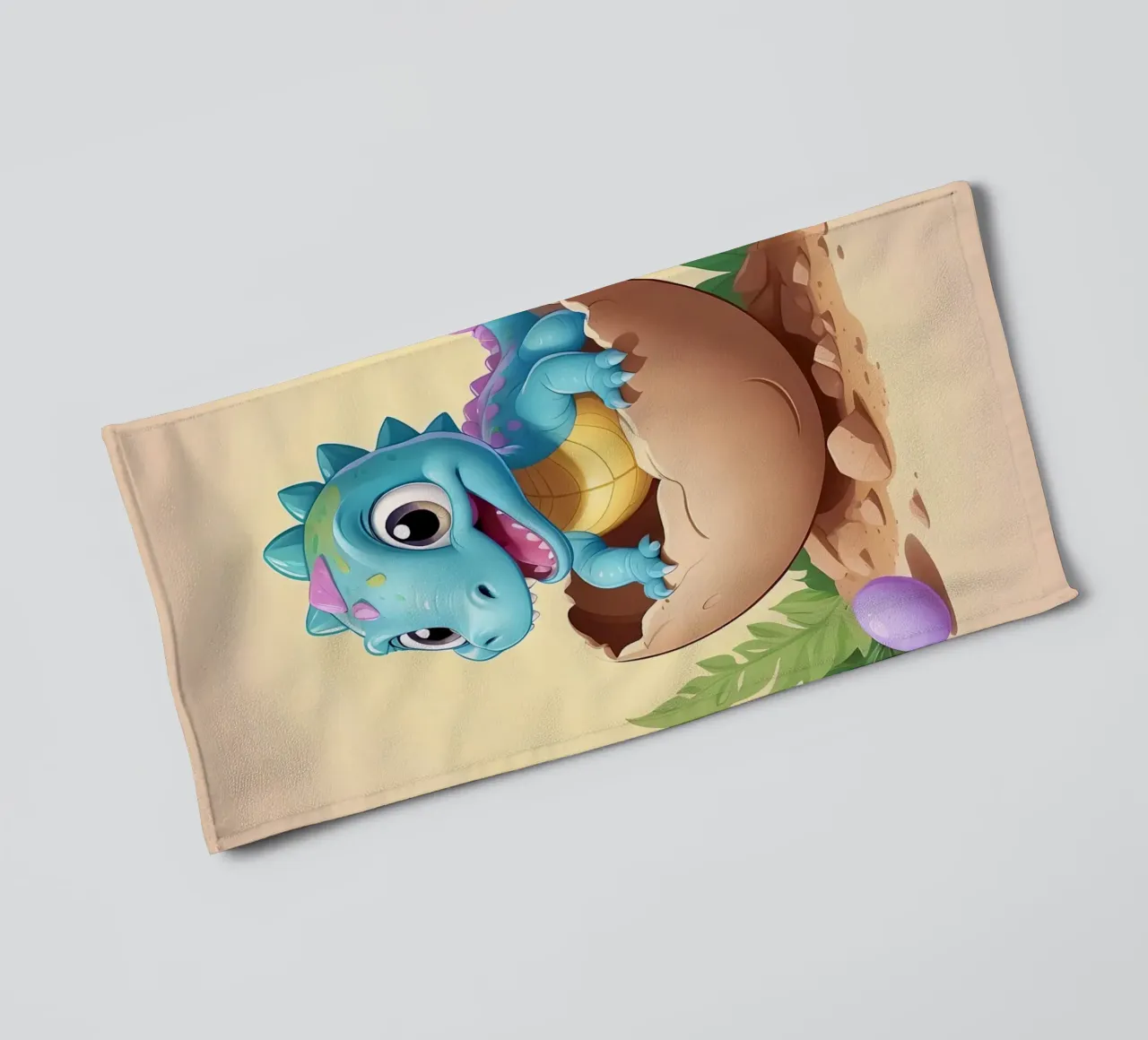 Dinosaure mignon sortant de l'œuf avec un sourire radieux serviette de bain de DesignDoodle