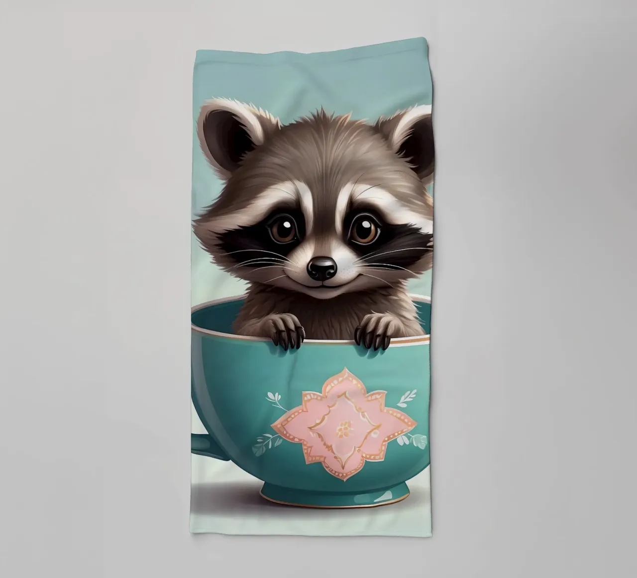 Simpatico procione in una tazza decorativa blu si mette in posa giocosamente asciugamano da bagno da DesignDoodle