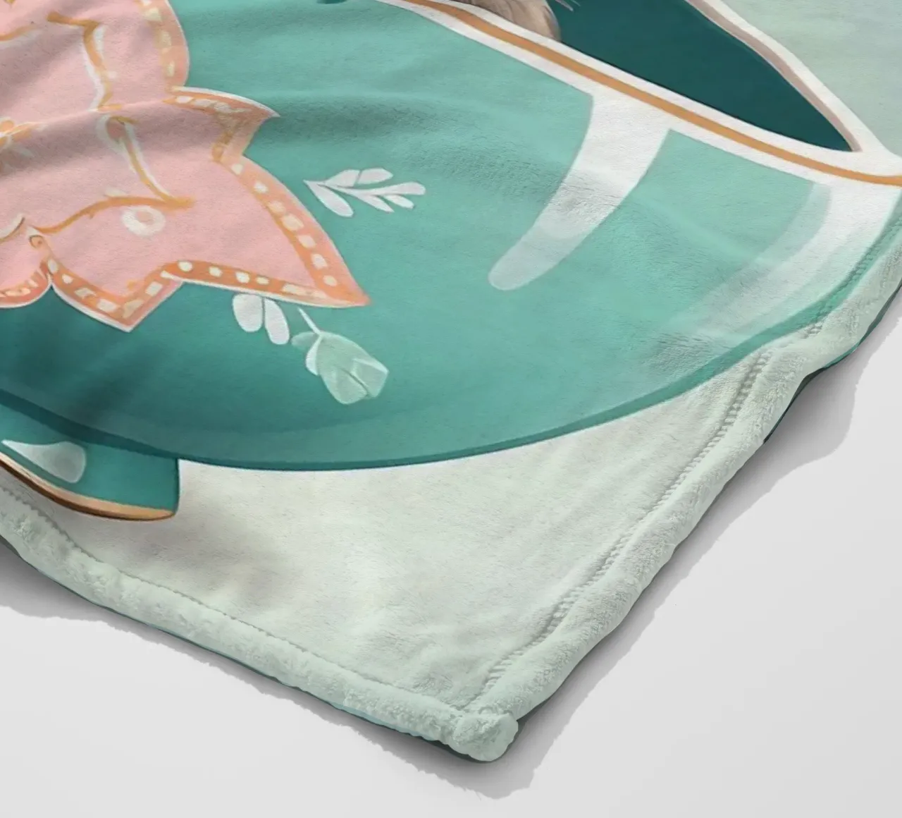 Simpatico procione in una tazza decorativa blu si mette in posa giocosamente coperta in pile da DesignDoodle