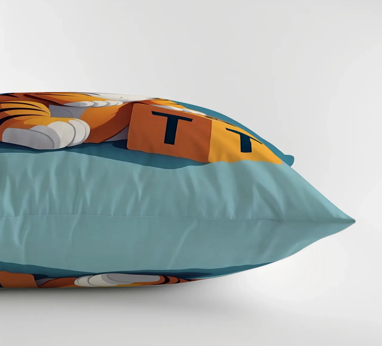 Simpatico cucciolo di tigre che gioca con un blocco con la lettera T cuscino da DesignDoodle