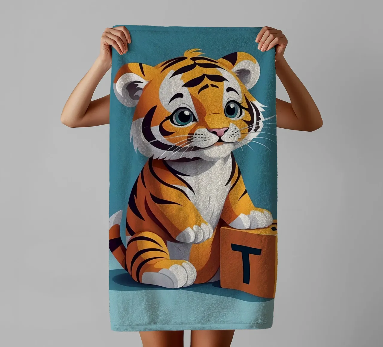 Simpatico cucciolo di tigre che gioca con un blocco con la lettera T asciugamano da bagno da DesignDoodle