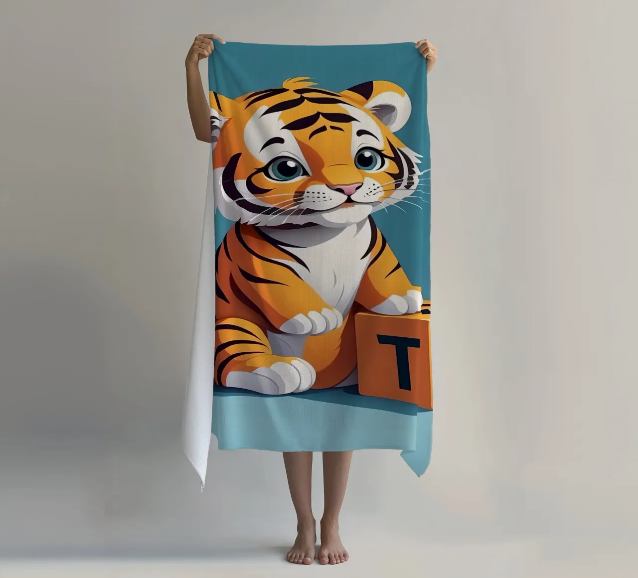 Simpatico cucciolo di tigre che gioca con un blocco con la lettera T telo mare da DesignDoodle