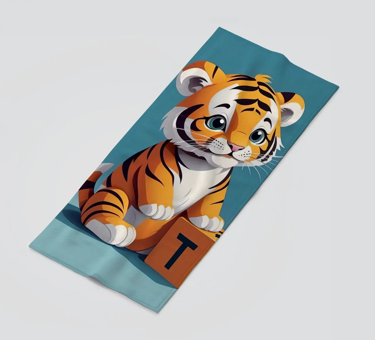 Simpatico cucciolo di tigre che gioca con un blocco con la lettera T telo mare da DesignDoodle