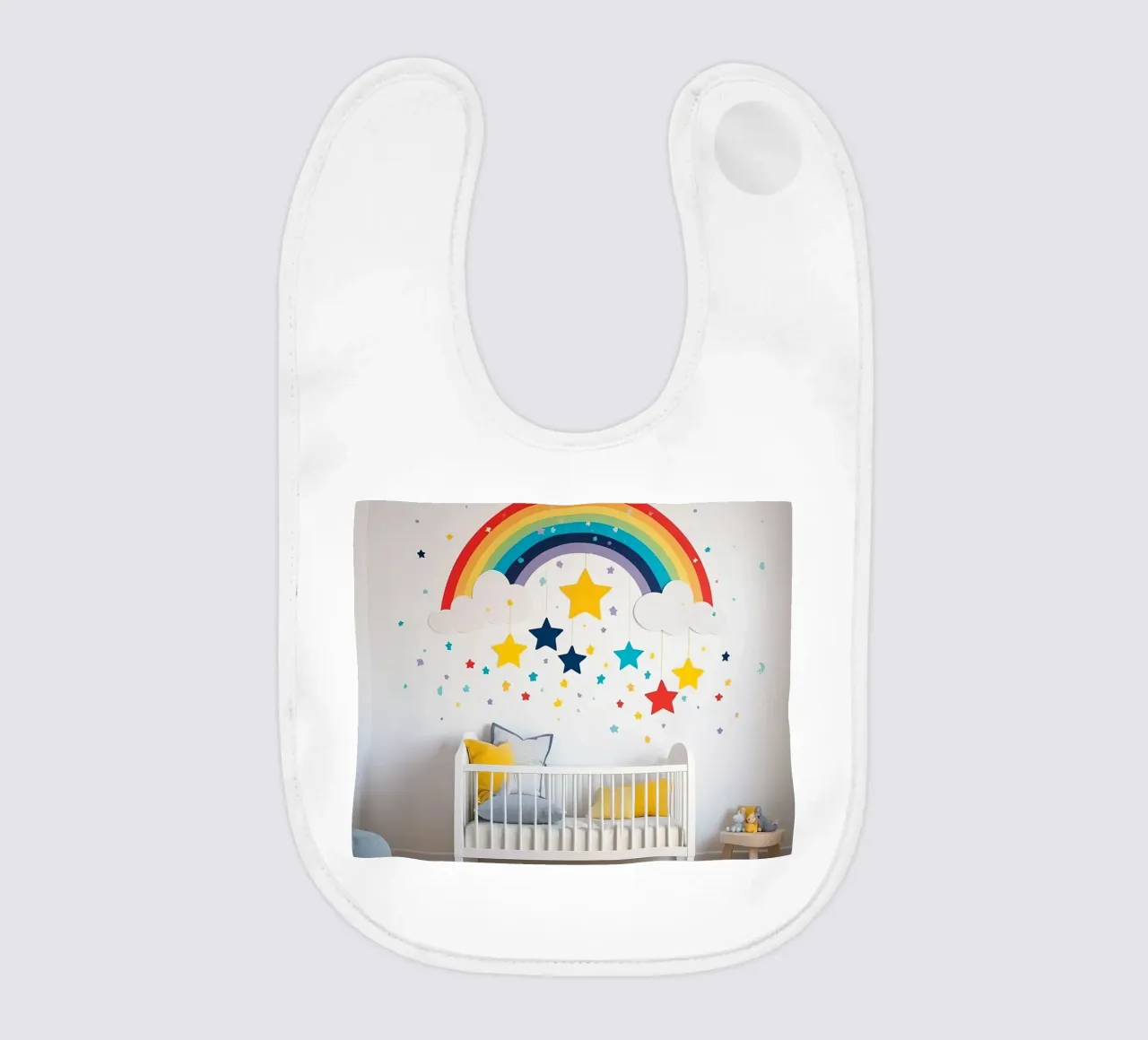 Decorazioni per la cameretta con arcobaleno e stelle sospese in un ambiente accogliente. bavaglino da DesignDoodle