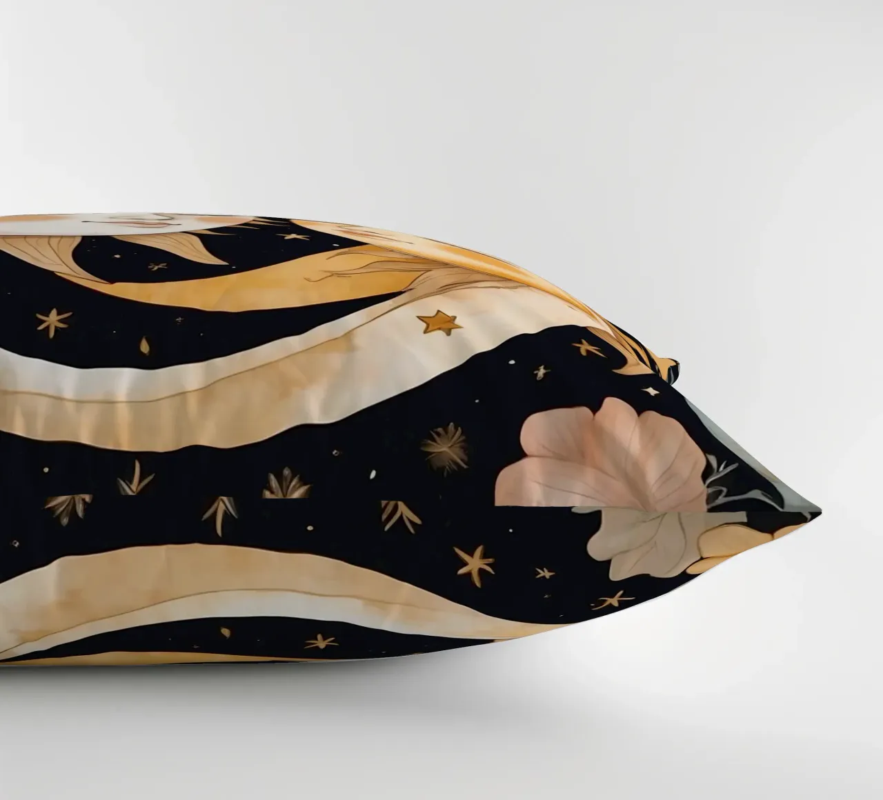 I volti celesti del sole e della luna si intrecciano in una notte floreale cuscino da DesignDoodle