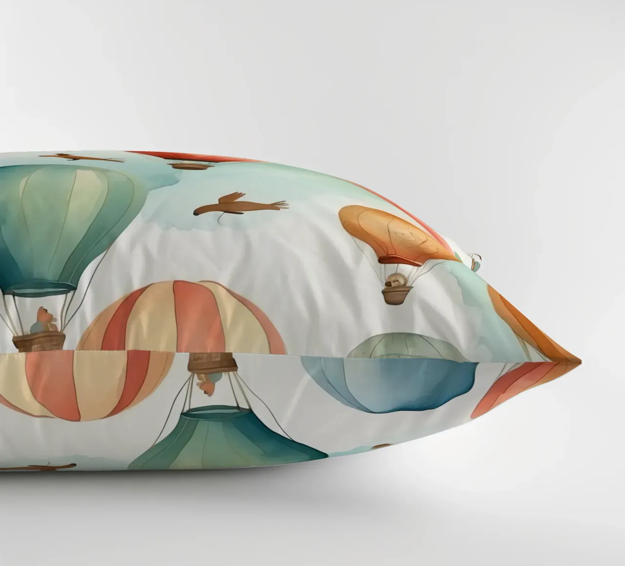 Colorate mongolfiere fluttuano tra soffici nuvole con gli uccelli cuscino da DesignDoodle