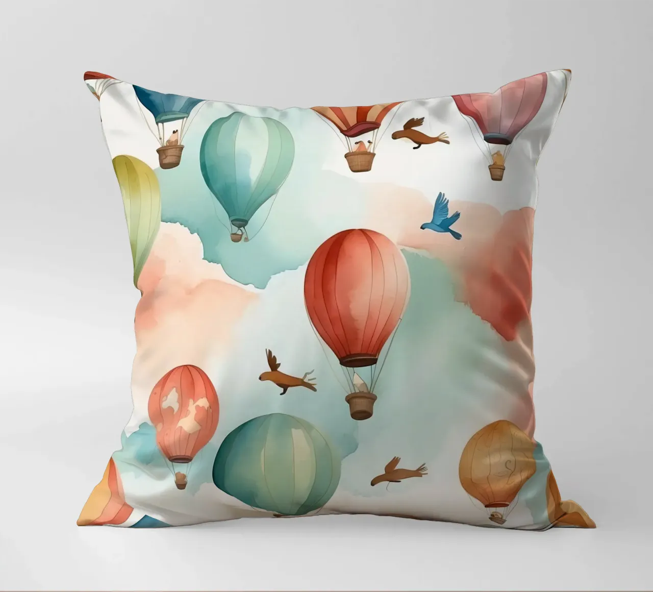 Colorate mongolfiere fluttuano tra soffici nuvole con gli uccelli cuscino da DesignDoodle