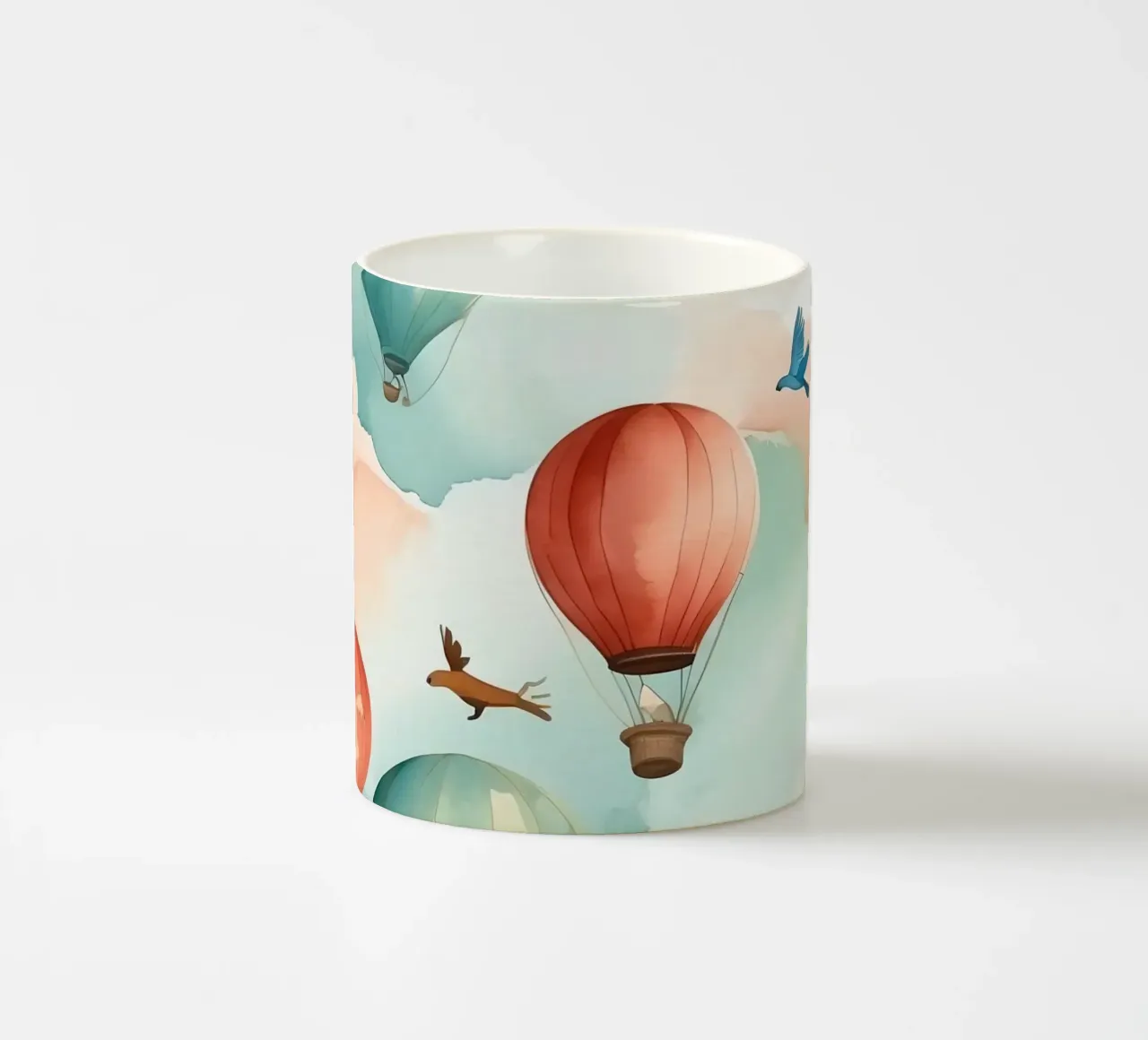 Kleurrijke heteluchtballonnen zweven tussen zachte wolken met vogels keramische mok van DesignDoodle