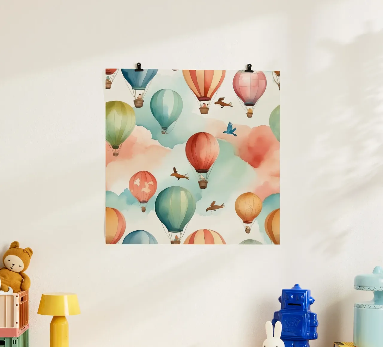 Kleurrijke heteluchtballonnen zweven tussen zachte wolken met vogels hahnemühle van DesignDoodle