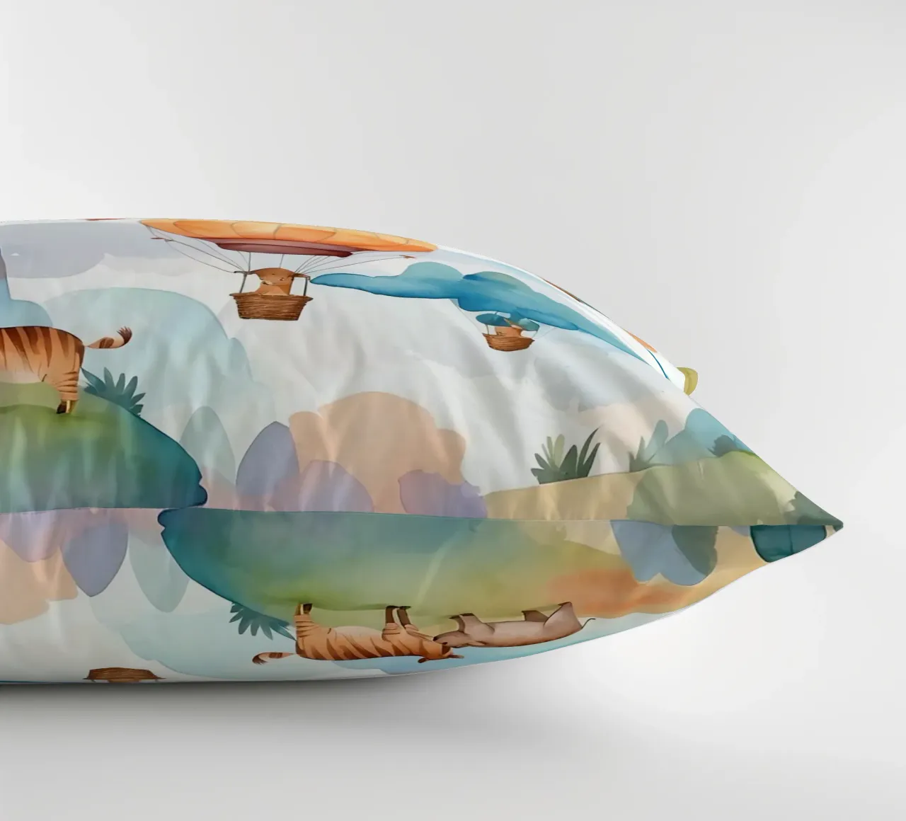 Mongolfiere che salgono su montagne ondulate cuscino da DesignDoodle