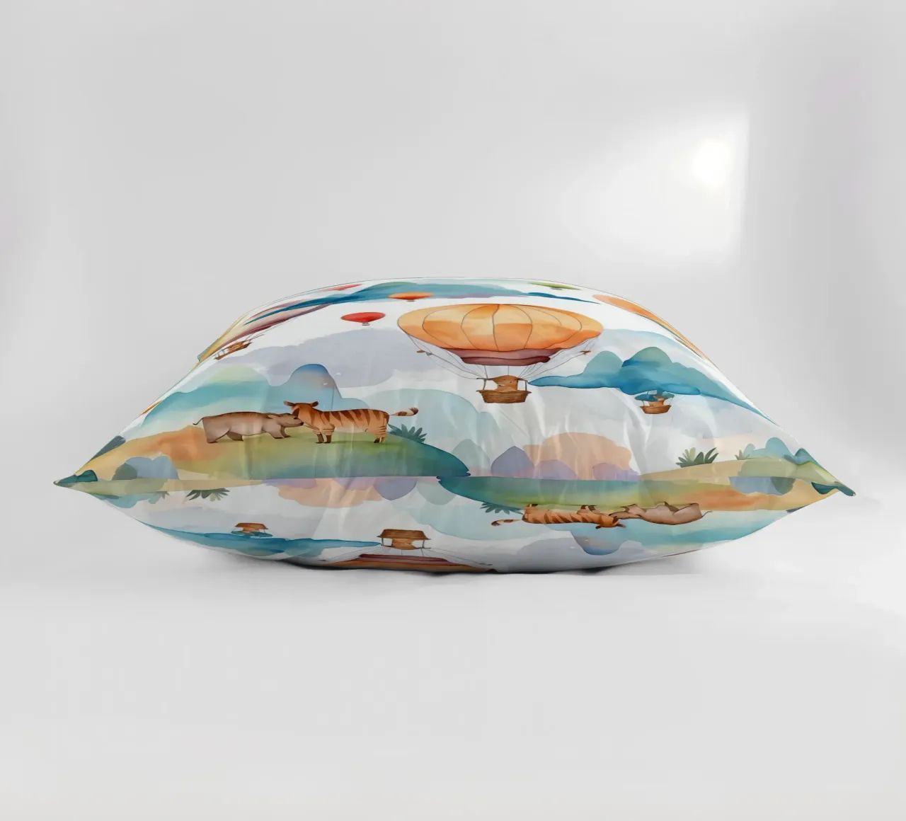 Mongolfiere che salgono su montagne ondulate cuscino da DesignDoodle