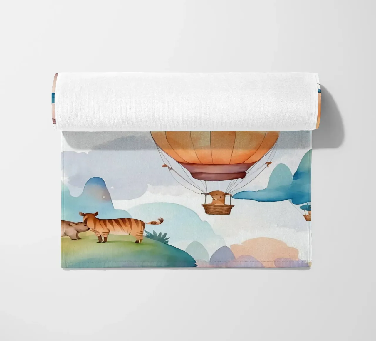 Mongolfiere che salgono su montagne ondulate telo mare da DesignDoodle