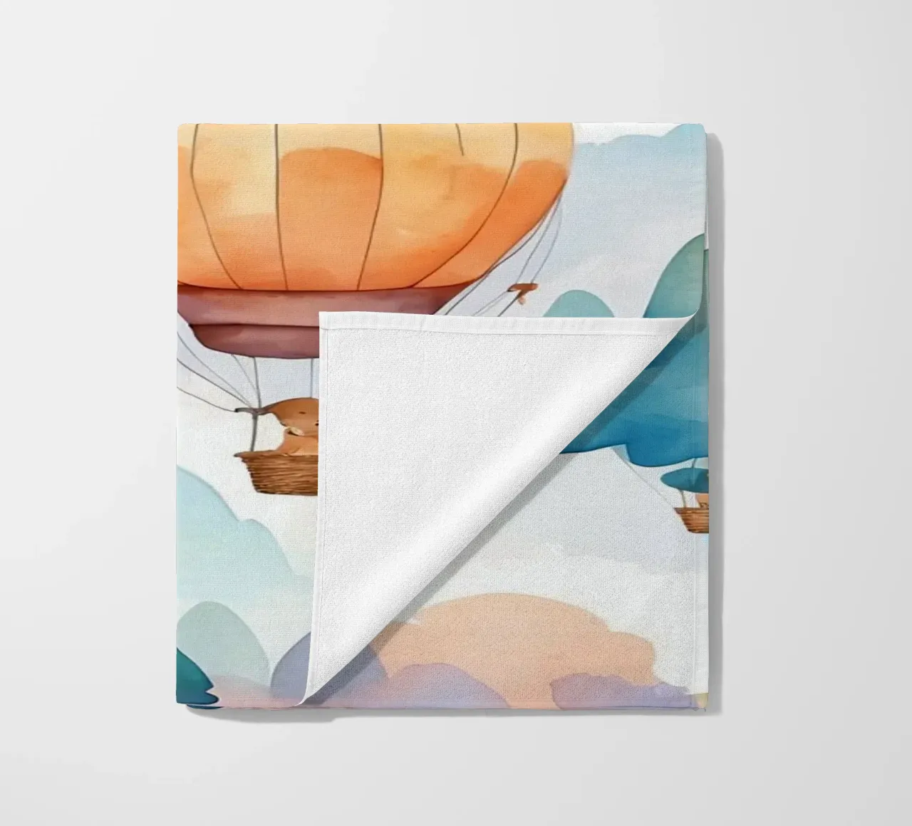 Mongolfiere che salgono su montagne ondulate telo mare da DesignDoodle