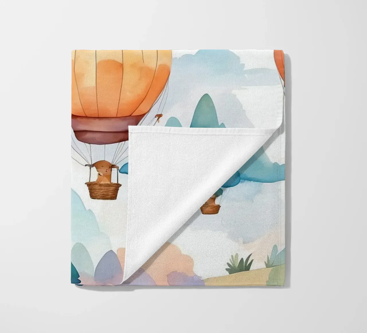 Mongolfiere che salgono su montagne ondulate telo mare da DesignDoodle