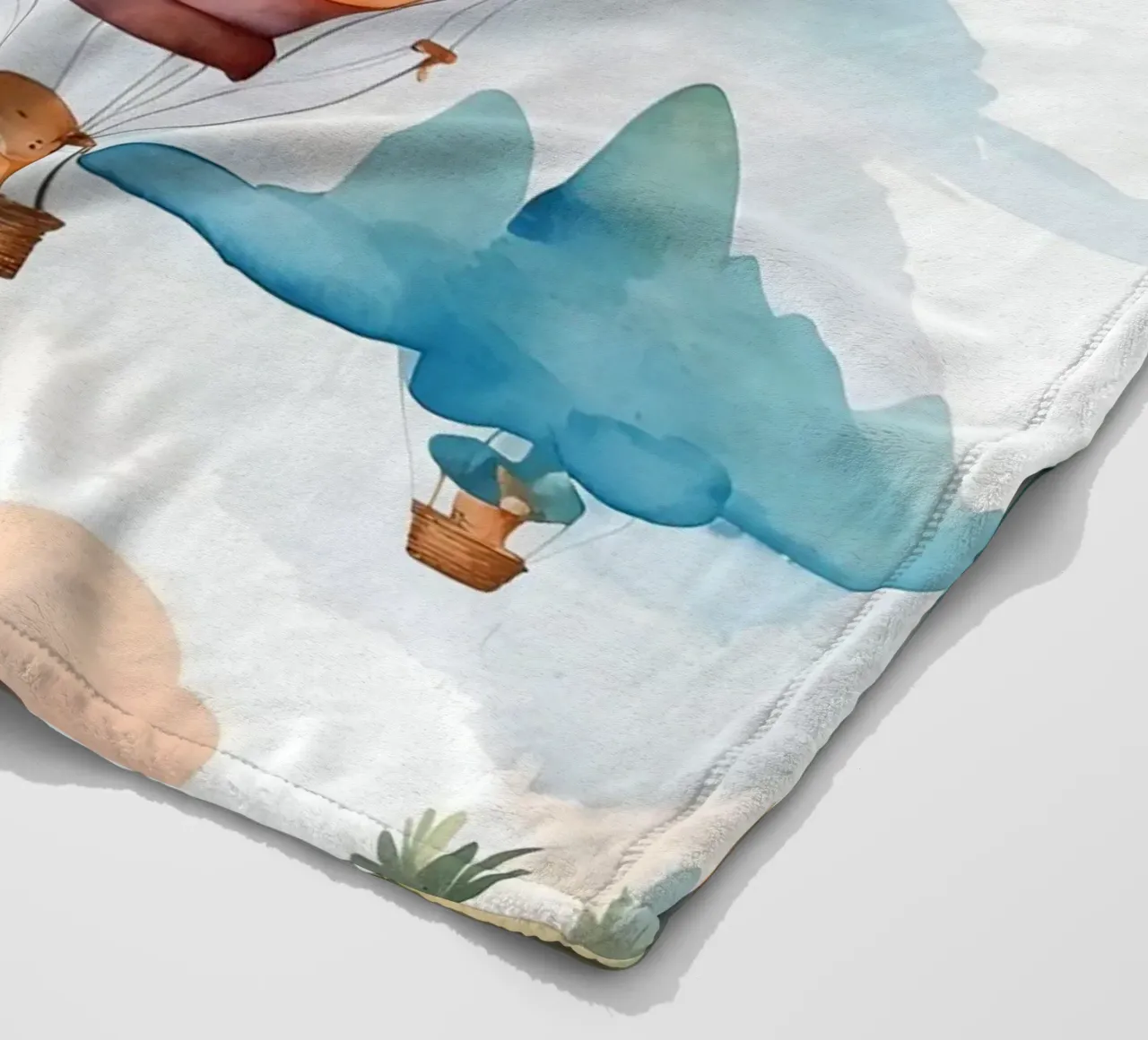 Mongolfiere che salgono su montagne ondulate coperta in pile da DesignDoodle