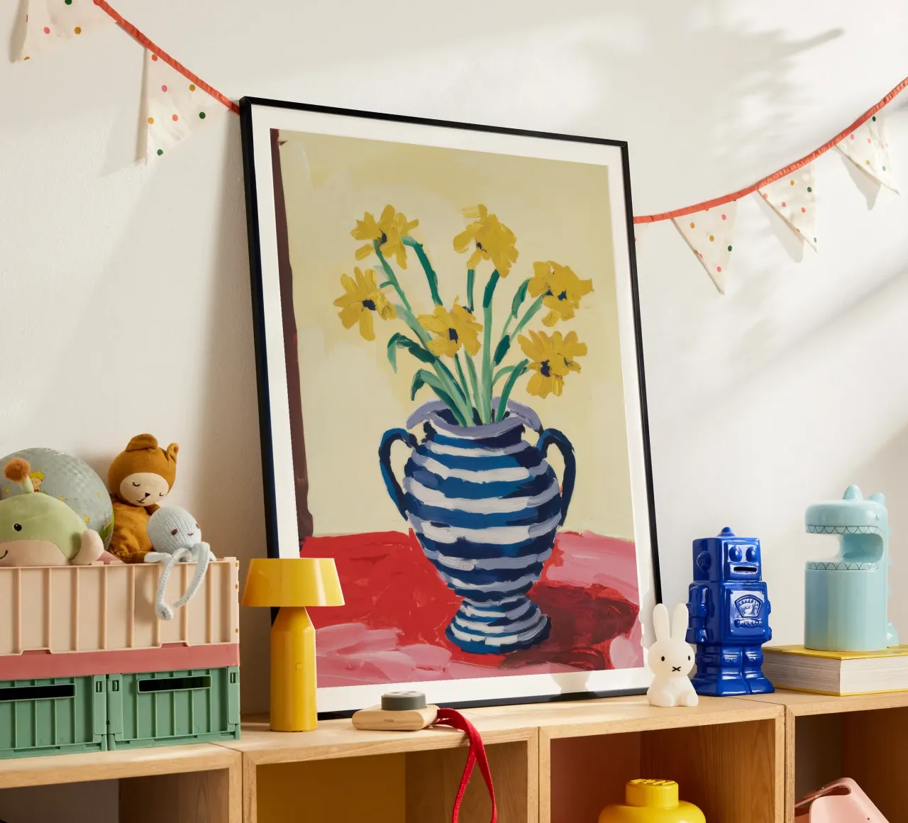 Brocca a righe gialle poster con telaio in legno da Tiga Bersama
