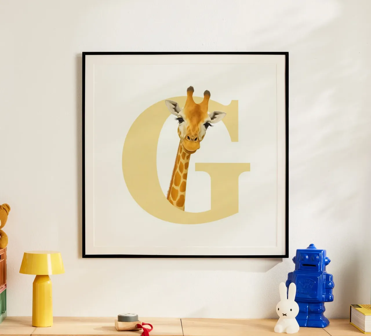 Giraffe kijkt door uitgeknipte letter G, educatieve kunst poster met kunststof frame van DesignDoodle