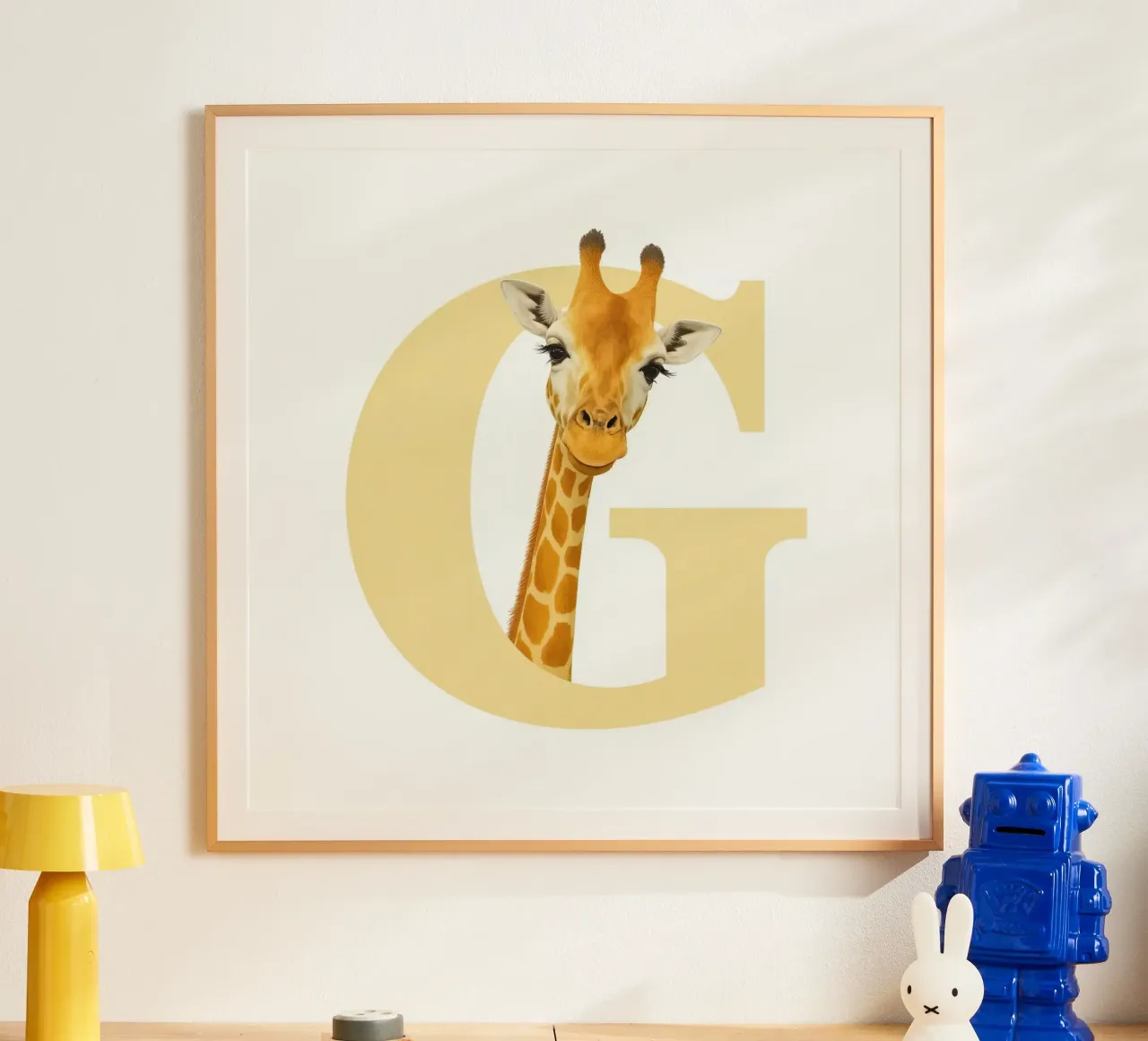 Giraffe kijkt door uitgeknipte letter G, educatieve kunst poster met kunststof frame van DesignDoodle