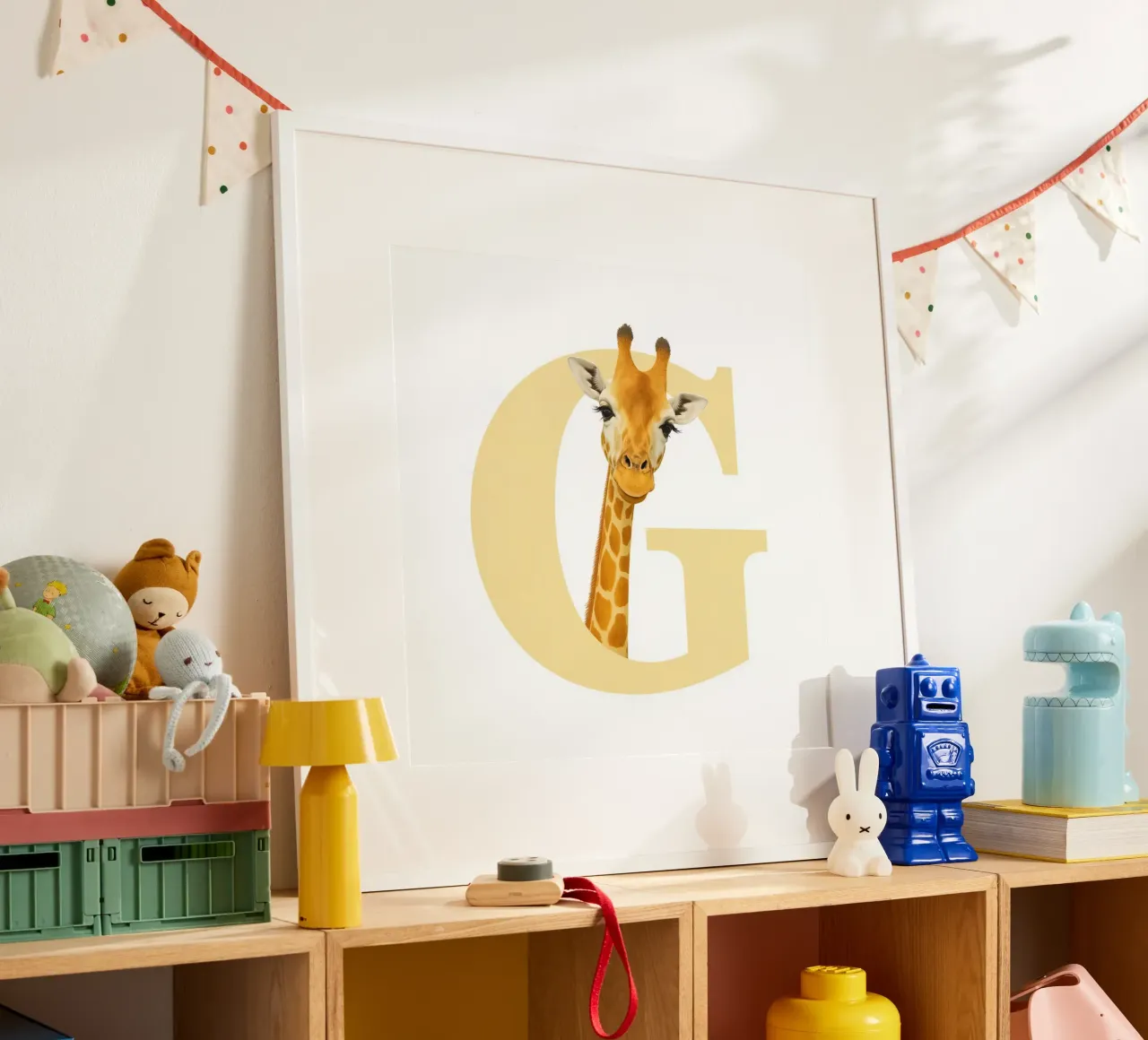 Giraffe kijkt door uitgeknipte letter G, educatieve kunst poster met kunststof frame van DesignDoodle