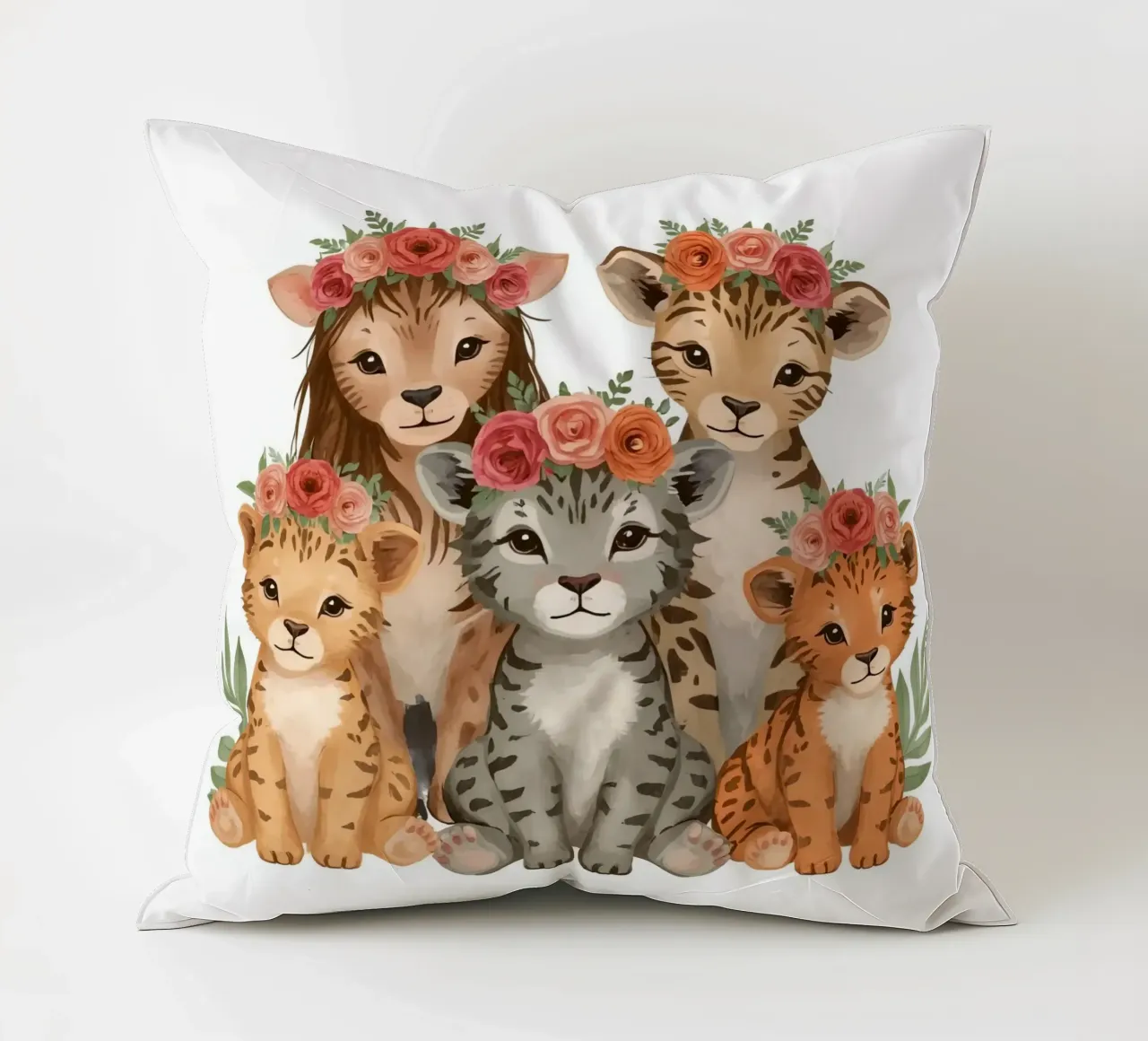 Gruppo di adorabili cuccioli di leone e di leopardo che indossano una corona floreale cuscino da DesignDoodle