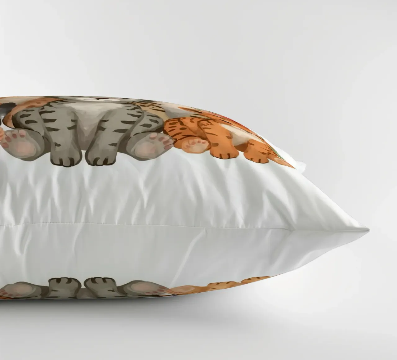 Gruppo di adorabili cuccioli di leone e di leopardo che indossano una corona floreale cuscino da DesignDoodle