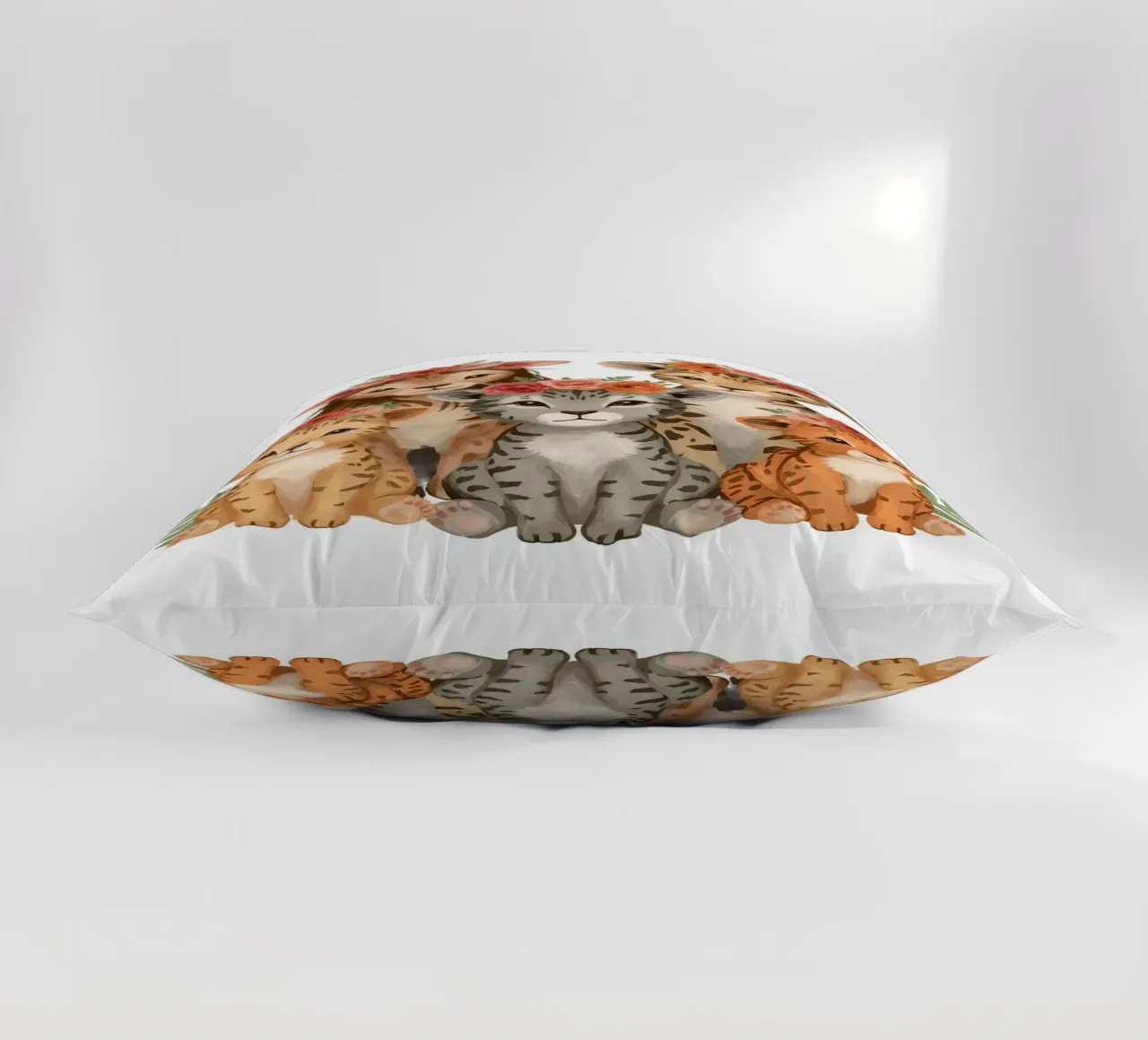 Gruppo di adorabili cuccioli di leone e di leopardo che indossano una corona floreale cuscino da DesignDoodle