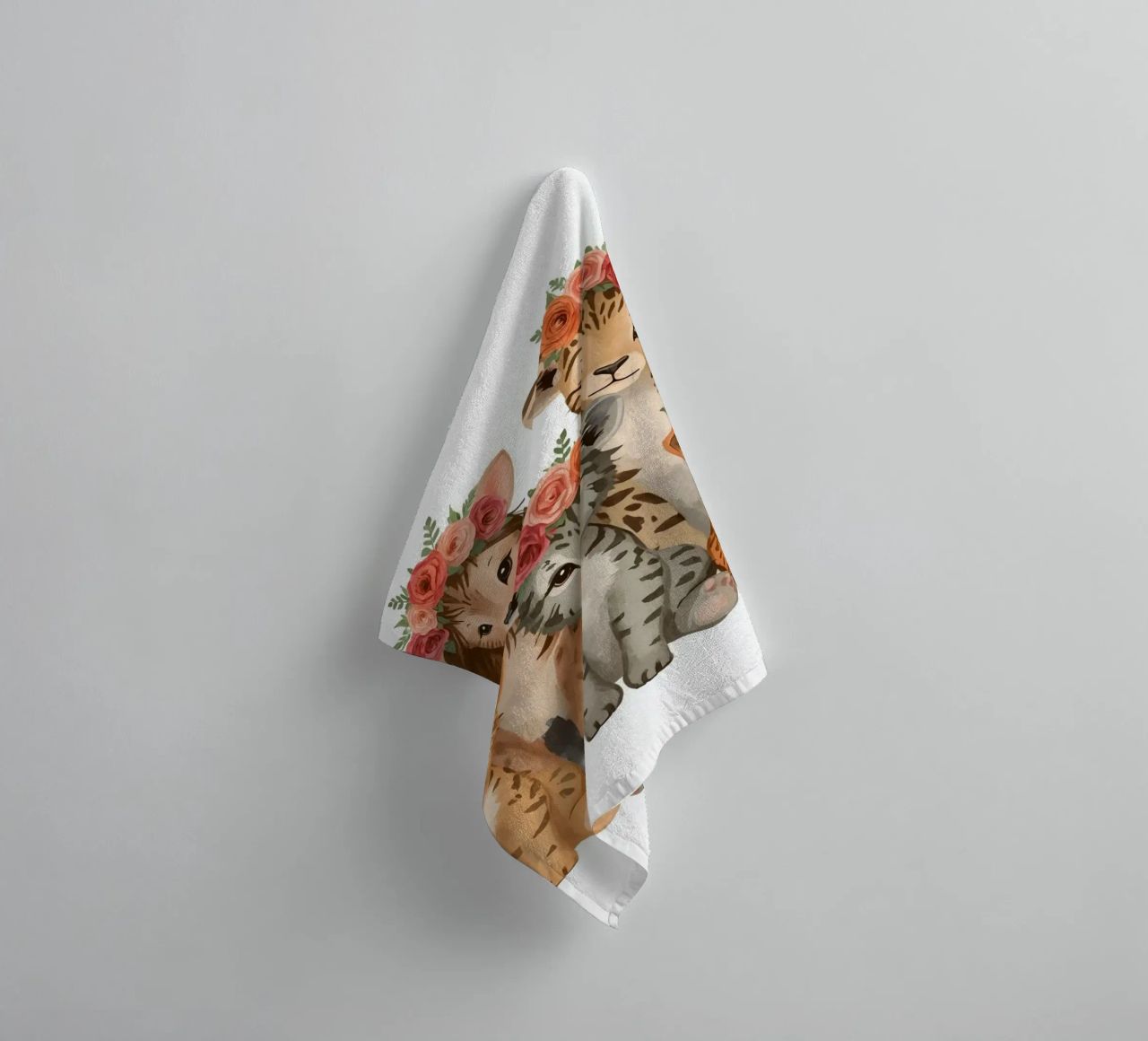 Groep schattige leeuwen- en luipaardwelpen met bloemenkroon badhanddoek van DesignDoodle