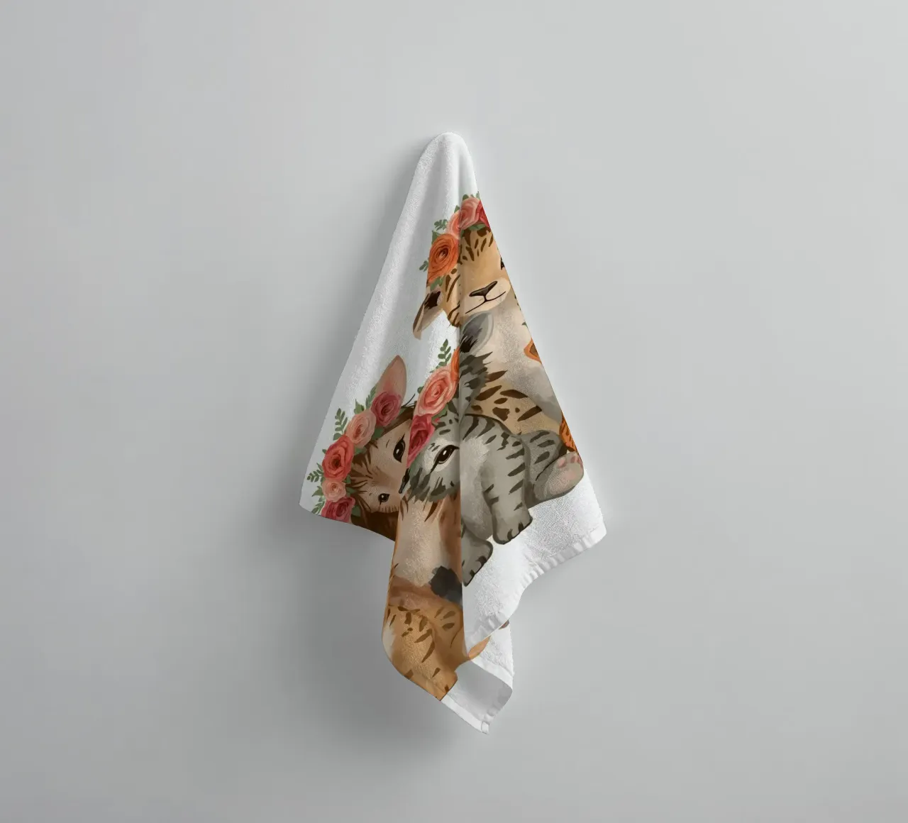 Gruppe von entzückenden Löwen- und Leopardenjungen mit Blumenkrone Handtuch von DesignDoodle