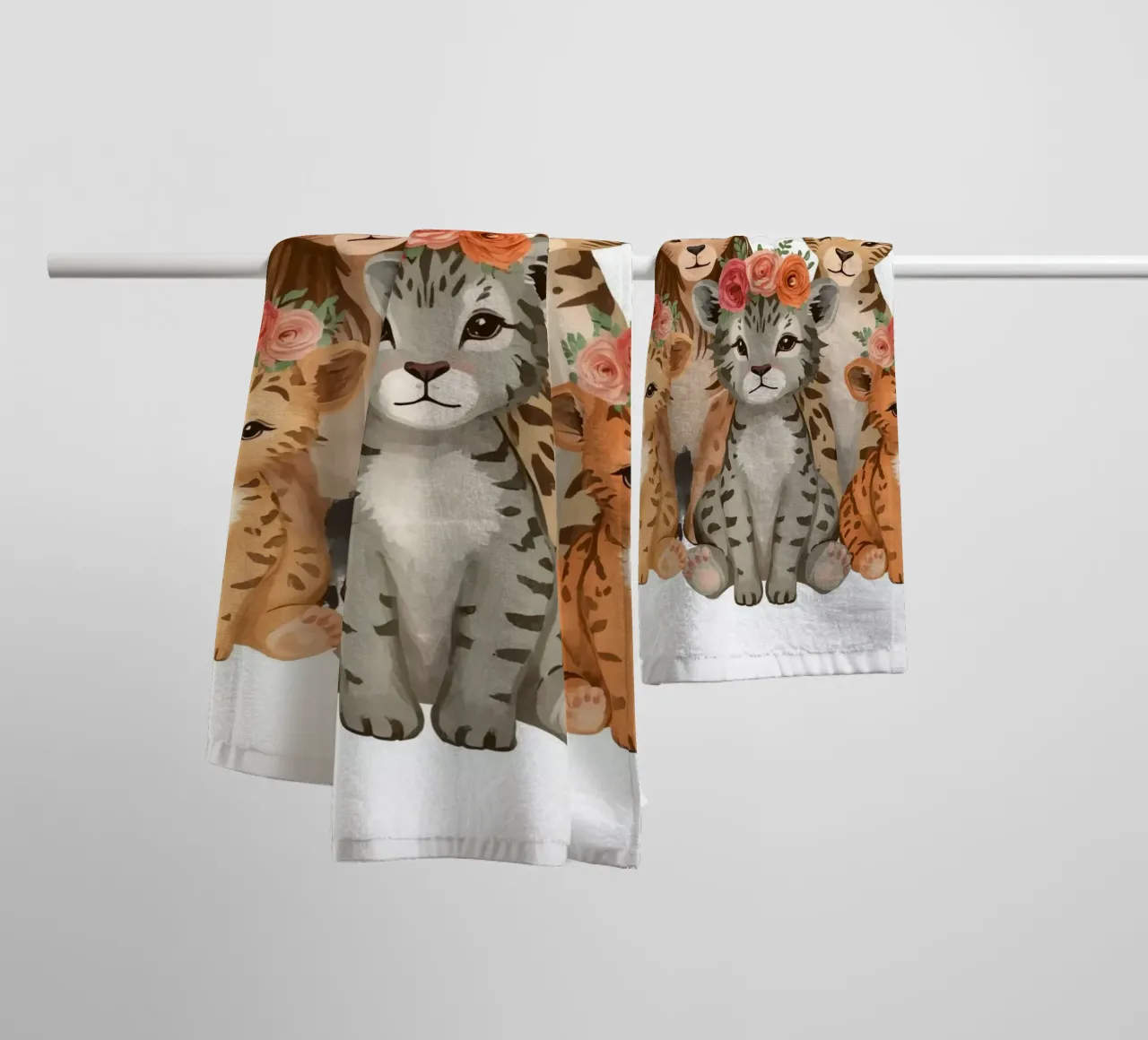 Gruppe von entzückenden Löwen- und Leopardenjungen mit Blumenkrone Handtuch von DesignDoodle