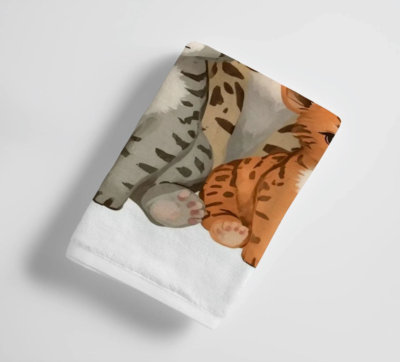 Groep schattige leeuwen- en luipaardwelpen met bloemenkroon badhanddoek van DesignDoodle