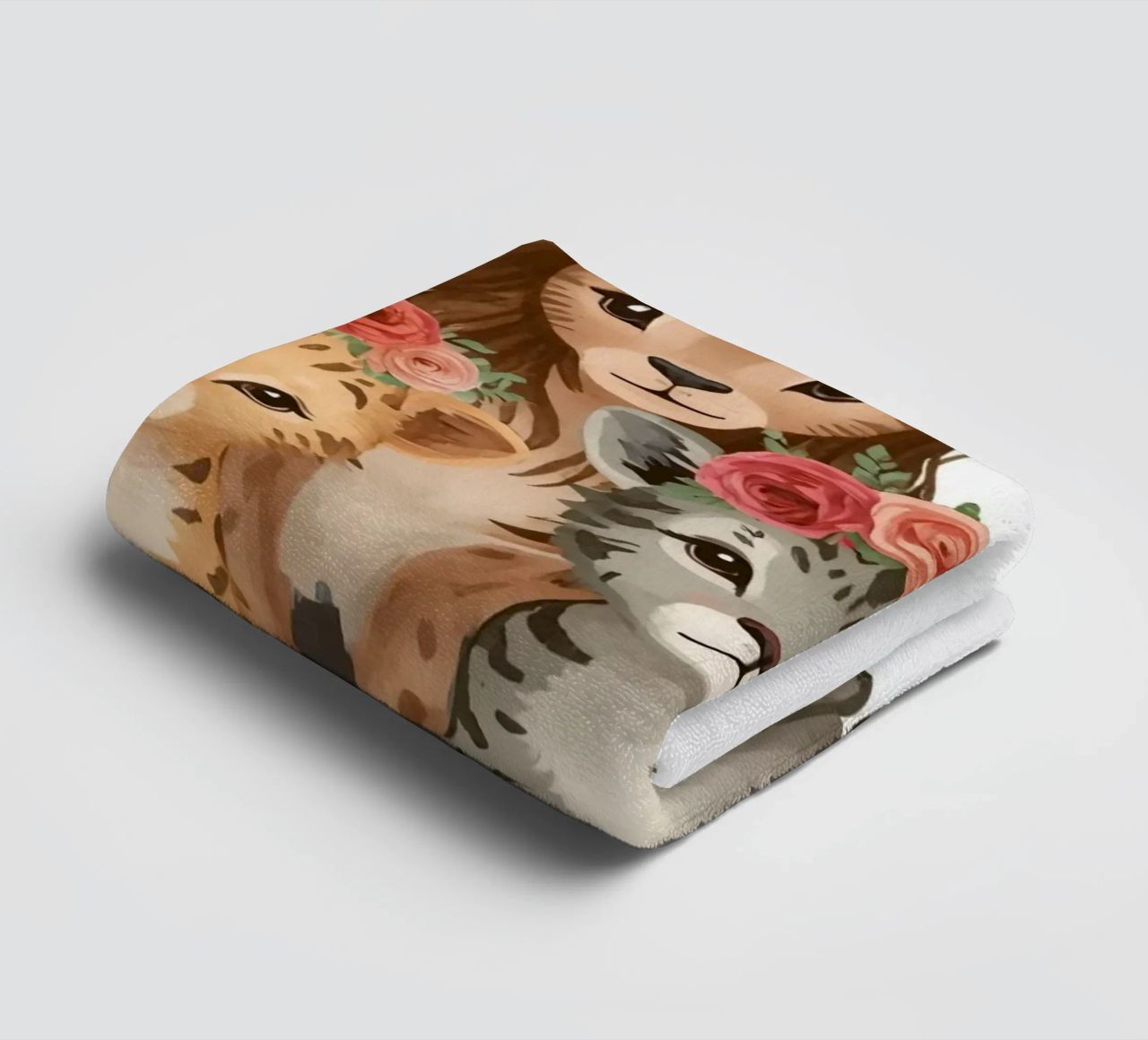 Groep schattige leeuwen- en luipaardwelpen met bloemenkroon badhanddoek van DesignDoodle