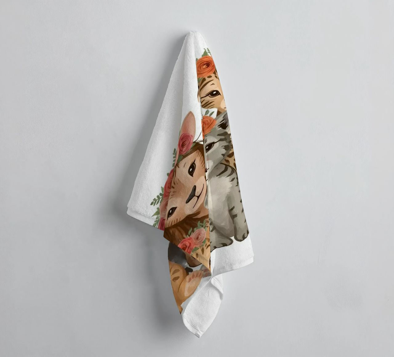Groep schattige leeuwen- en luipaardwelpen met bloemenkroon badhanddoek van DesignDoodle