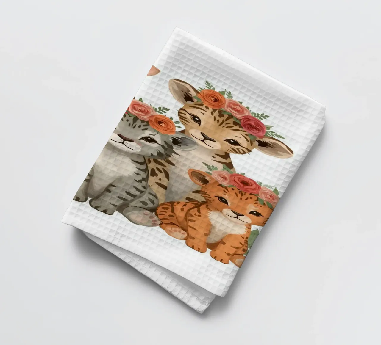 Groupe d'adorables lionceaux et léopards portant une couronne florale torchon de DesignDoodle